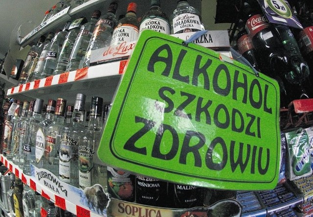 Fot. PIOTR KRZYŻANOWSKI/POLSKAPRESSEW każdym sklepie wisi ostrzeżenie na temat picia alkoholu
