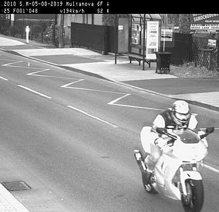 Ten motocyklista pobił rekord. Fotoradar zrobił mu zdjęcie gdy pędził ulicą Proszowską 194 km/h