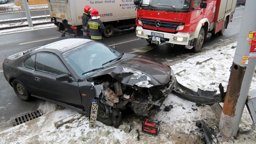 Wrocław: Wjechał w słup na pl. Legionów (ZDJĘCIA)