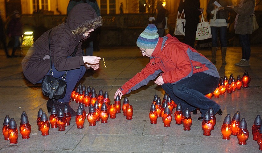 Gdańsk: Znicze na znak solidarności z chorymi na HIV i AIDS (ZDJĘCIA)