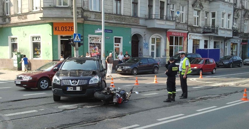 Wypadek motocyklistki na Trzebnickiej (ZDJĘCIA)