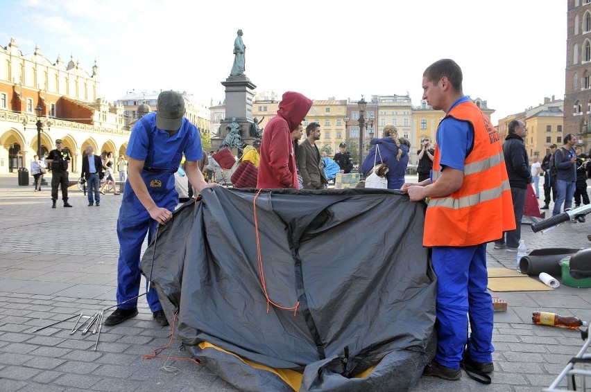 Policja usunęła protestujących z Rynku [ZDJĘCIA]