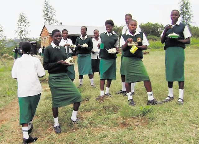 Uczennice z kenijskiej szkoły podczas przerwy obiadowej