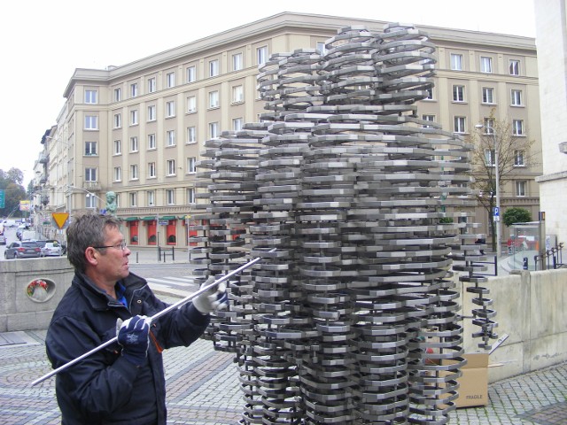 Rzeźba Golema powróciła na Aleje Marcinkowskiego