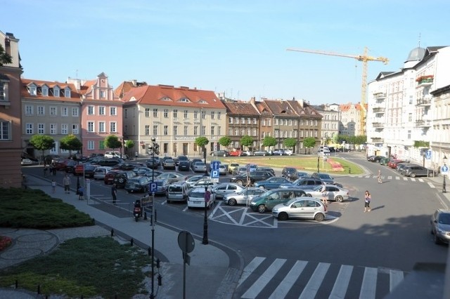 Z placu Kolegiackiego mają zniknąć samochody, a pojawi się zieleń i mała architektura.