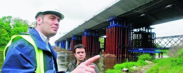 Pierwszą częścią mostu można już przejść na wyspę. - Teraz trzeba jeszcze wybudować przęsło nad kanałami, po drugiej stronie wyspy Rędzińskiej - mówi Adrian Werbik z Mostostalu