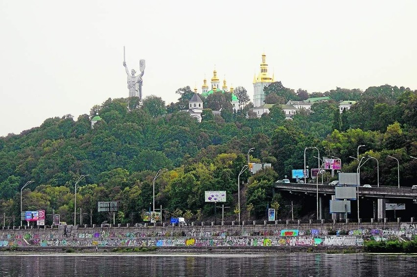 Pomnik Matki Ojczyzny postawiony w roku 1981  miał...