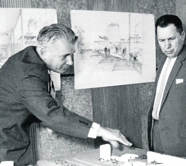 Prof. Wejchert nad makietą centrum miasta, ok. 1965 r.