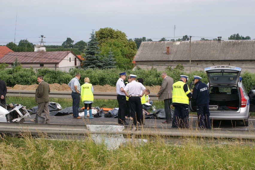 8 osób zginęło, 9 jest rannych w wyniku zderzenia busa...