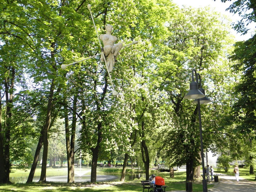 Balansujące rzeźby Jerzego Kędziory w Częstochowie