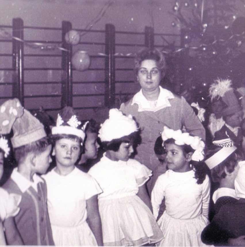Rok 1963: przygotowania do świąt w przedszkolu Leśny Ludek...