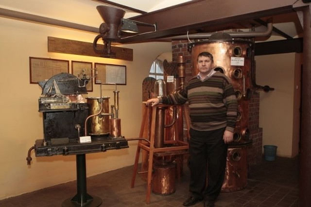 Grzegorz Konieczny, kierownik gorzelni  w Turwi od lat zwozi do zakładu stare maszyny i urządzenia