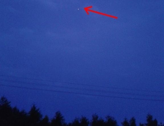 Zdjęcie lecącego świecącego obiektu nad Puszczykowem...