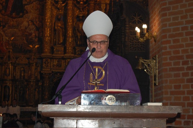 Setki wiernych pożegnało dziś biskupa Jana Bernarda Szlagę