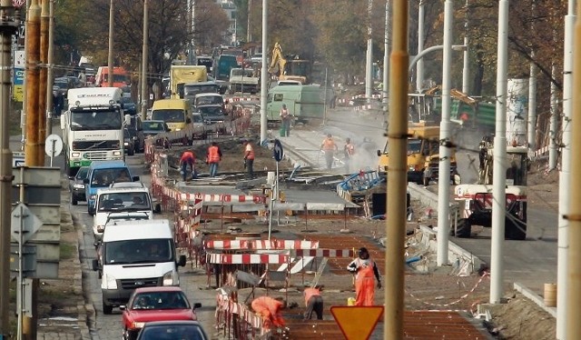 Tkwiący w korkach kierowcy na własnej skórze codziennie odczuwają skutki braku koordynacji remontów