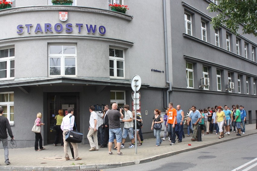 Protest rodziców uczniów ze szkoły w Łazach. Okupowali budynek starostwa [ZDJĘCIA]