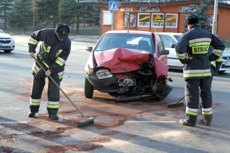 Wypadek na skrzyżowaniu Borowskiej z Kamienną. Taksówka jechała na czerwonym (ZDJĘCIA)