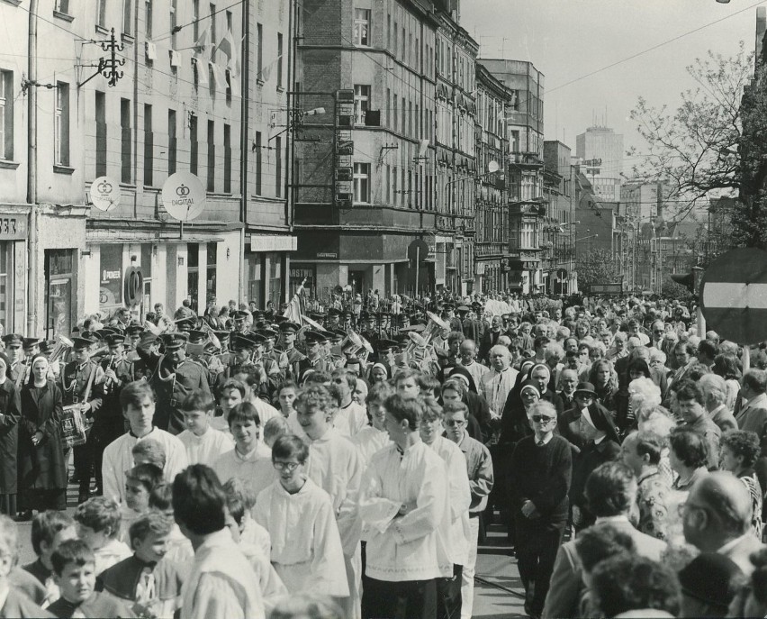 Boże Ciało z przełomu dekad na archiwalnych zdjęciach DZ [FOTOGALERIA]