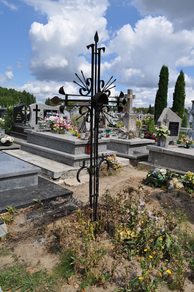 Spalone zwłoki na cmentarzu w Łopienniku Nadrzecznym. Podpalił się ksiądz oskarżony o molestowanie?