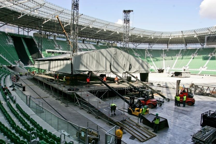 Wrocław: Na stadionie budują scenę dla Michaela. Orkiestra już ćwiczy (FILM)