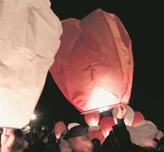 10 kwietnia 2011 r. z placu im. Dariusza Kobzdeja w Gdańsku w niebo wypuszczono lampiony