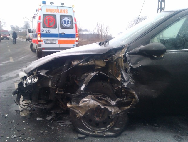Dwa samochody osobowe zderzyły się w czwartek rano na Konstantynowskiej w Łodzi.