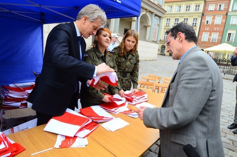 Poznań: Prezydent Grobelny rozdawał flagi mieszkańcom [ZDJĘCIA]