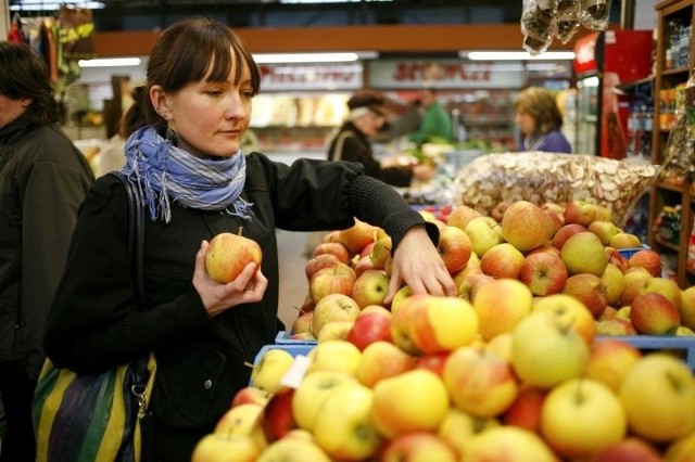 Dorota Kulesza nie zraża się cenami jabłek w Hali Targowej