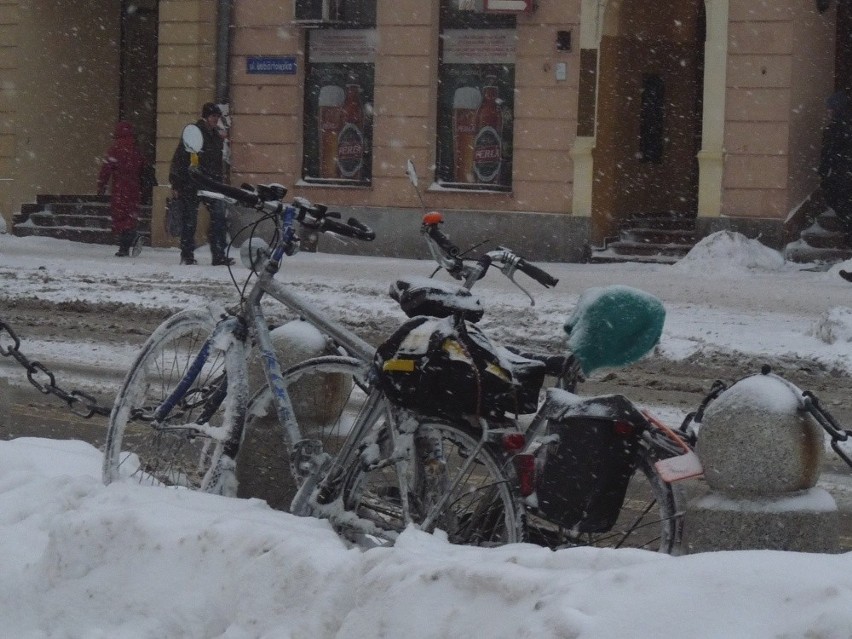 Okolice ratusza w Lublinie. Rowery czekające na wiosnę...?