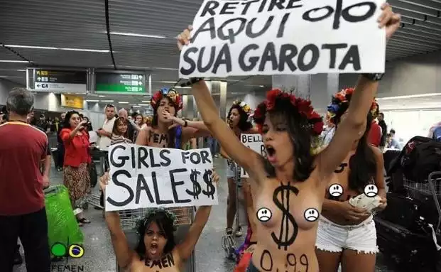 Aktywistki Femen protestują na lotnisku im. Toma Jobima w Rio de Janeiro.