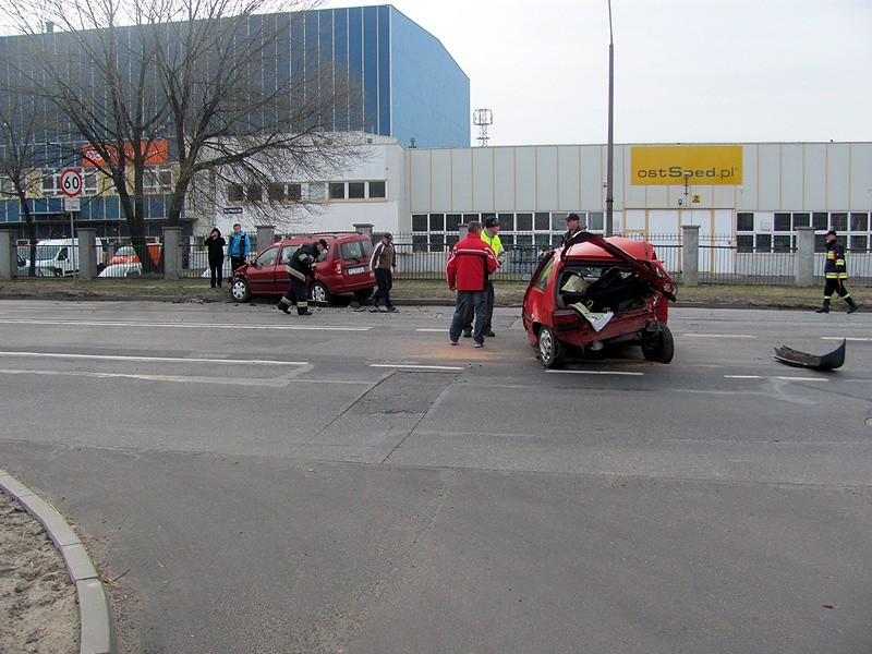 Tył renault został całkowicie zmiażdżony. To nim kobieta...