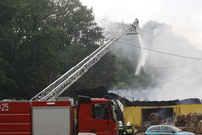 Wielki pożar w zakładach papierniczych w Rokitkach pod Legnicą (ZDJĘCIA)