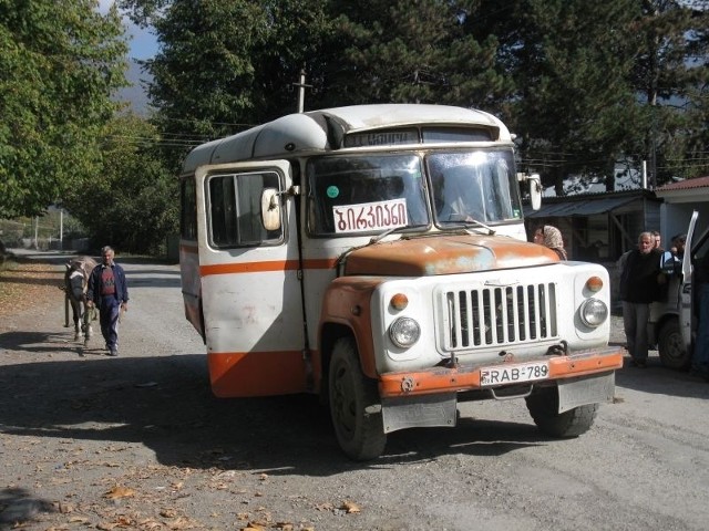 Marszrutka  to najpopularniejszy, bo najtańszy środek lokomocji w Gruzji. Ta kursuje na trasie Birkiani - Tbilisi