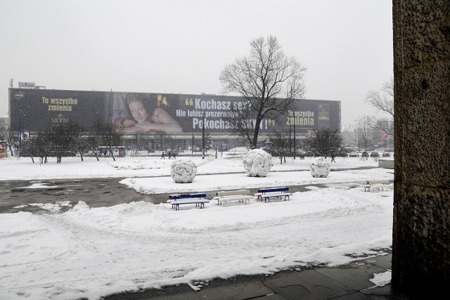 Ta reklama zawieszona na fasadzie dawnego hotelu Cracovia wywołała w Krakowie kontrowersje. Zostanie zdjęta?