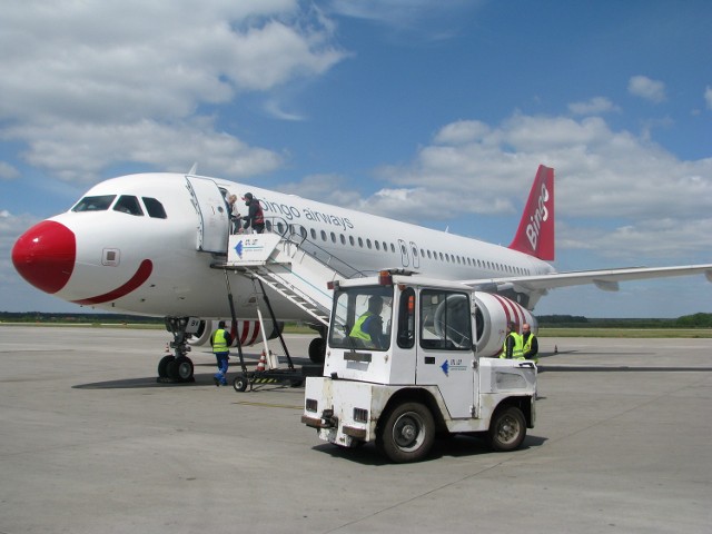 Czerwony nos to charakterystyczne malowanie samolotu nowej linii Bingo Airways