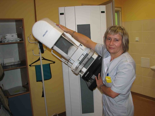Nowy mammograf obsługuje Bogumiła Kisiała