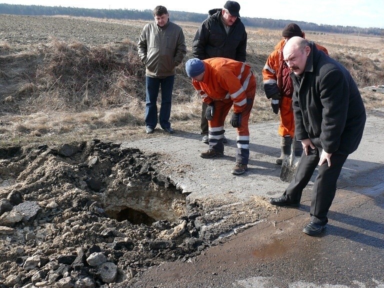 Woda podmyła drogę w Zalesiu Kraszeńskim (ZDJĘCIA)