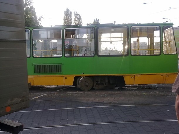 Wykolejony tramwaj na ul. 28 Czerwca w Poznaniu.