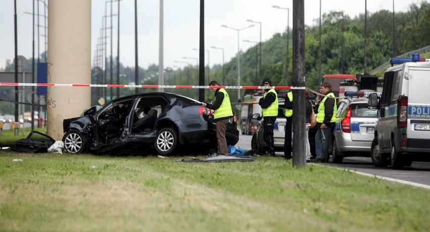 Al. Solidarności: VW Jetta uderzył w słup wiaduktu. Nie żyje...