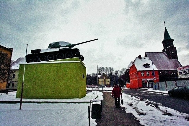 Radziecki czołg T-34 stoi w centrum Ścinawy od ponad pół wieku