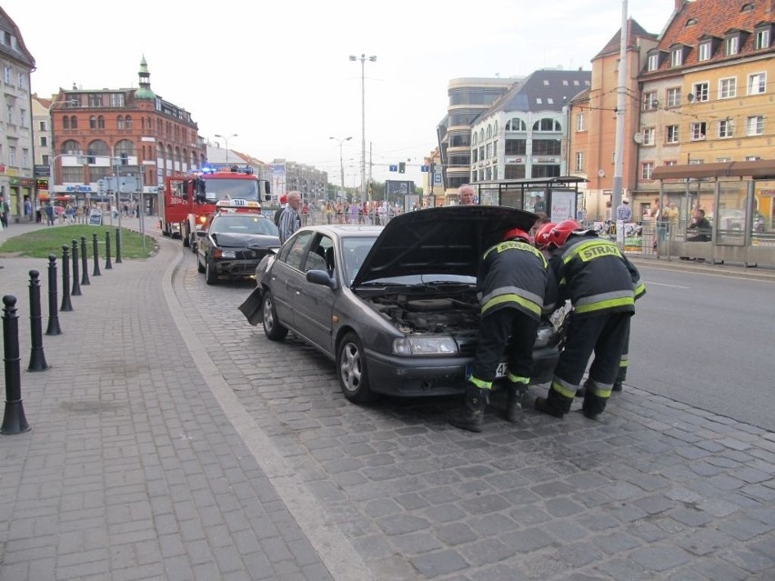 Zderzenie taksówki z nissanem pod kinem Helios (ZDJĘCIA)