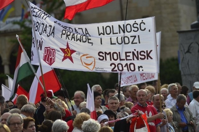 Zwolennicy Gazety Polskiej przynieśli transparenty przypominające o katastrofie smoleńskiej.