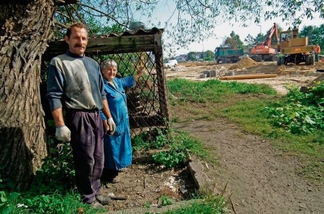 Teresa Tomczak z synem nadal mieszkają w starym domu, który blokuje budowę ulicy Bukowskiej