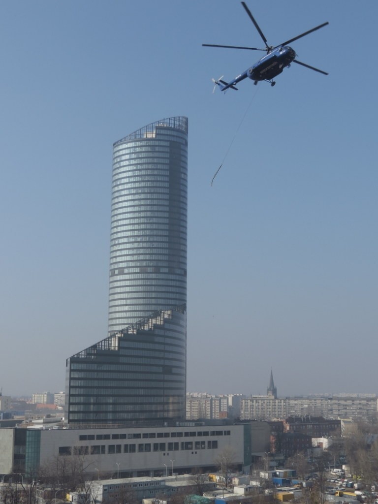 Sky Tower: Helikopter pomagał w budowie (FILM)