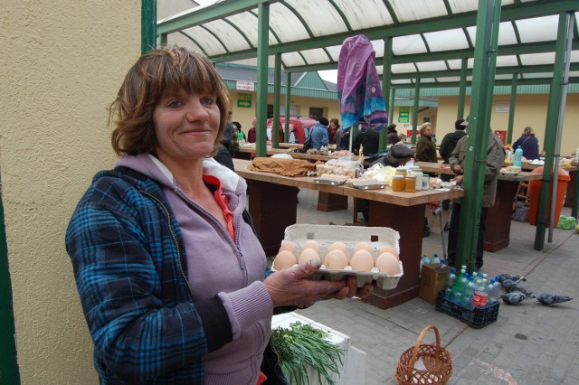Zofia Pawłowicz sprzedaje jaja od kur z własnego gospodarstwa