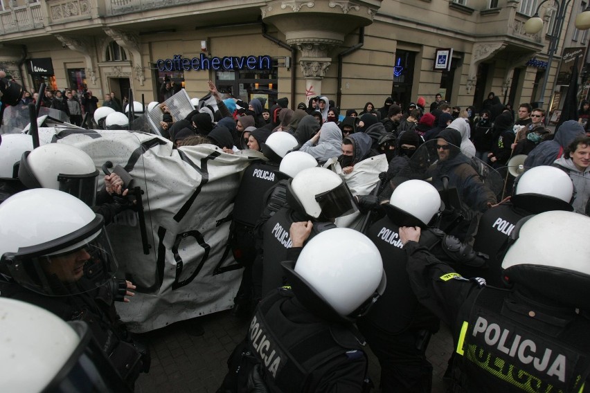 Zadyma w Katowicach: Antyfaszyści starli się z policją na marszu narodowców