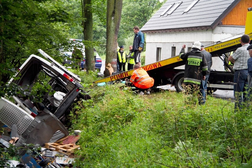 Bus wpadł do rzeki. Trzy osoby nie żyją (ZDJĘCIA)