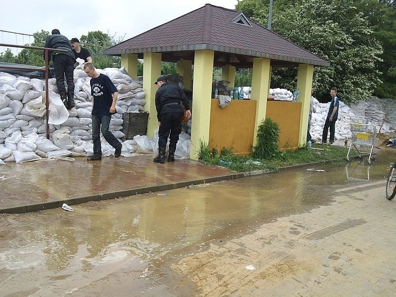 Kozanów: Woda na ul. Gwareckiej, Ignuta zamknięta (ZDJĘCIA)