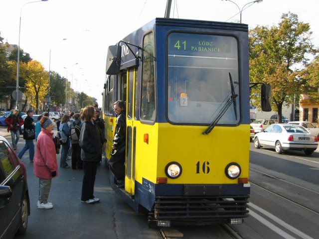 W Pabianicach tramwaj 41 zderzył się z TIR-em.