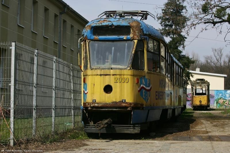 Cmentarzysko tramwajów we Wrocławiu. Zobacz jak niszczeją zabytki (ZDJĘCIA)